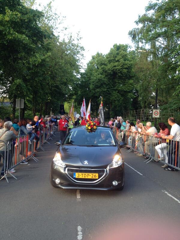A4DUgchelen's tweet photo. Nog wat foto's van de intocht http://t.co/BSZudlj1hI