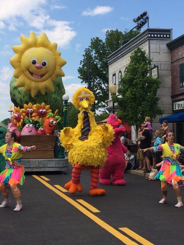 SesamePlace's tweet photo. It's parade time at @sesameplace! #sesameplace http://t.co/PPRm0XwhDJ