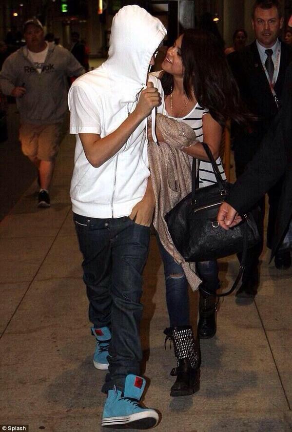 mayadenisemu's tweet photo. When Justin got mad at fans for harassing him while he was waiting for Selena&amp; she was trying to cheer him up http://t.co/49nCZcTJHQ