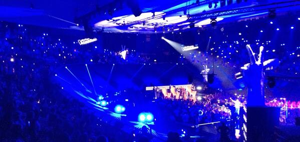 hellobankbelgie's tweet photo. Nog een laatste keer 't Kuipke op z'n kop tijdens de break! #HelloTheVoice #tvvv http://t.co/VZXuEjiVoM