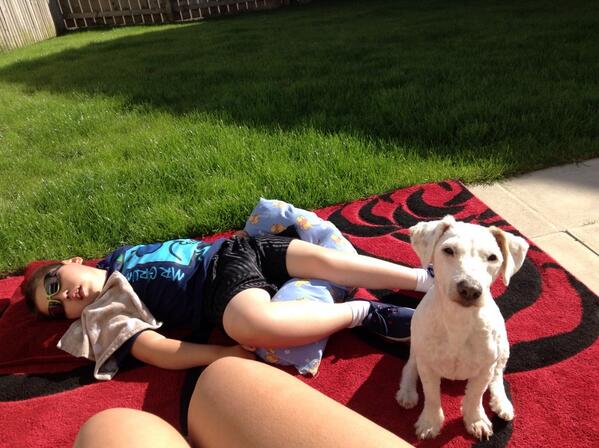 dondongib's tweet photo. Me 2 boys chilling like villains in the sun :) x x http://t.co/ftyAY2nFzp