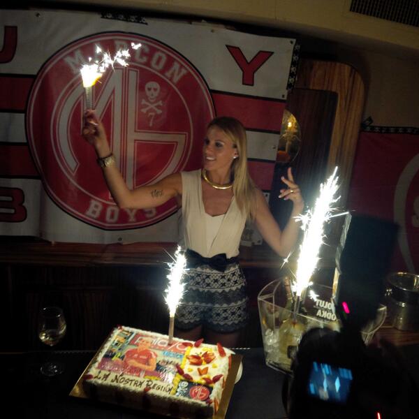 ciskyna7's tweet photo. Auguri Capitano!! #fuochidartificio @unendoyamamay @yamamay http://t.co/w2mHv8vDnL