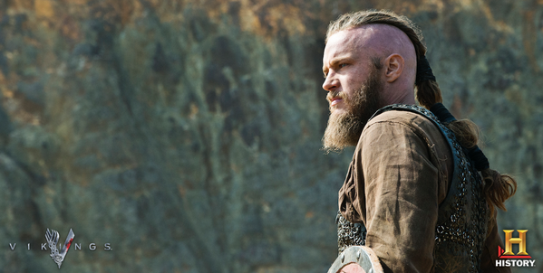 HistoryVikings's tweet photo. A focused Earl watches over the battlefield. RETWEET if you would fight alongside Ragnar and his #Vikings army! http://t.co/r1Iwx6ZouR