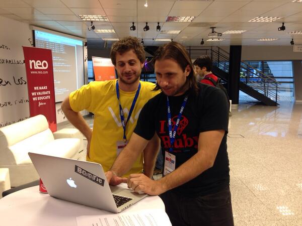 gafaled's tweet image. @juanazam (t-shirt amarilla) uno de nuestros coaches de #pairprogramming #TDD #rubygoal #rubyconfuy @wyeworks