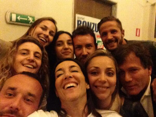 Fefedemaruti's tweet photo. Chiusura campagna elettorale @LiciaRonzulli #scriviRonzulli @FI_GiovaniBs @tittibs  @msgelmini Serata 🔝🔝 http://t.co/dIqUfxWKtP