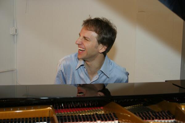 FunctionalPiano's tweet image. Here&apos;s a Flashback Friday post to Blink&apos;s very own Tim Lukas jammin&apos; on our lovely petrof piano back in &apos;09!