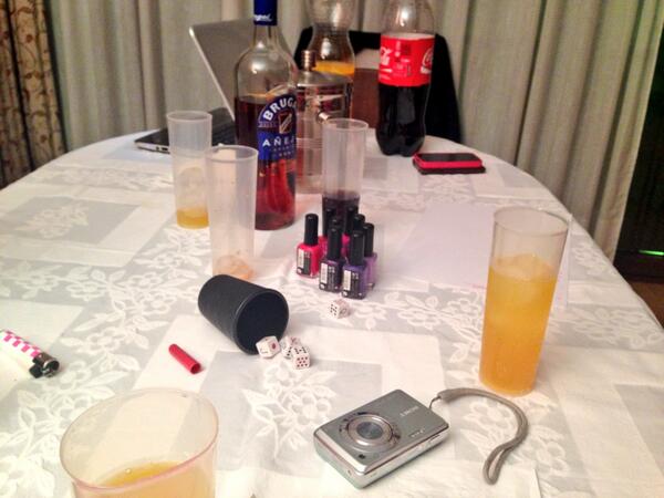 leticiaanton1's tweet photo. Noche universitaria @MireiaCepa @MamenSuarezzz @whitelikesnow7 @paulaleton13 💃💃💃 http://t.co/aANiiObfT3