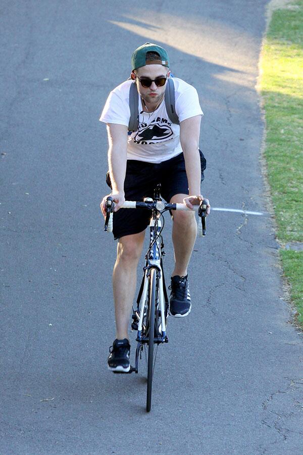 24 Mayo - Robert Pattinson dona su Bike para el 'Royal Flying Doctor Service' (RFDS) en Australia!!! BoWolGuCUAENniu