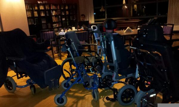 TiemenZRust's tweet photo. Nu in Zwolle. De te schoonmaken rolstoelen grijnzen ons toe. #nonstoppresent http://t.co/DIVRwajcmi