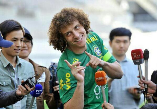 ReNgo_Sport's tweet photo. رسمياً ديفيد #لويز أغلى مدافع في العالم بعد انتقاله إلى #باريس سان جرمان كلفت 48 مليون باوند ما يعادل 60 مليون يورو http://t.co/6TJ5wOEIF5