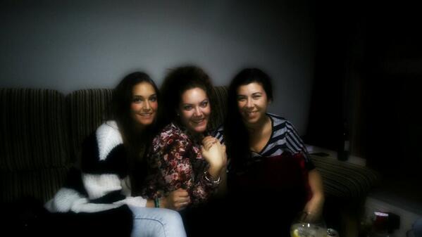 raquellramirez's tweet photo. "@ESTHERGLOOSS: Noche de prim@ssssss @raquellramirez @Carmeluchi http://t.co/QS5DfE5Onl"!!!!!!