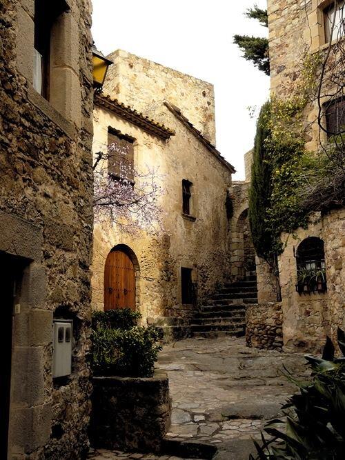 Xtramage's tweet photo. Pals, Girona, Spain http://t.co/U5guuxcwK6 via @domingasdelsant #Amazing