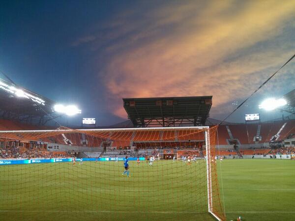 marieeschmidt's tweet photo. Beautiful night in Houston! Ready for a goal @HoustonDash !! http://t.co/Lk9PEBr3Pj