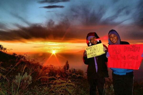 putri76950675's tweet photo. RT alyaspr: Selamat pagi :) Nih min dpet salam sunrise dri mt merbabu infogunung http://t.co/9AFMxAm7mQ