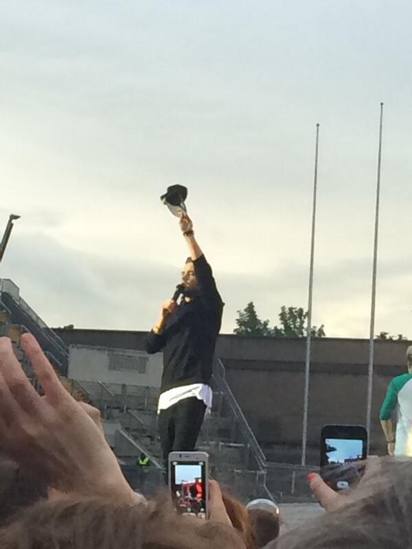 BerniceXo's tweet photo. @Real_Liam_Payne  ya were pulling some moves at croker tonight 🙊 👍 #1D Rock !!!! 😄 http://t.co/RcPuQmX2PH