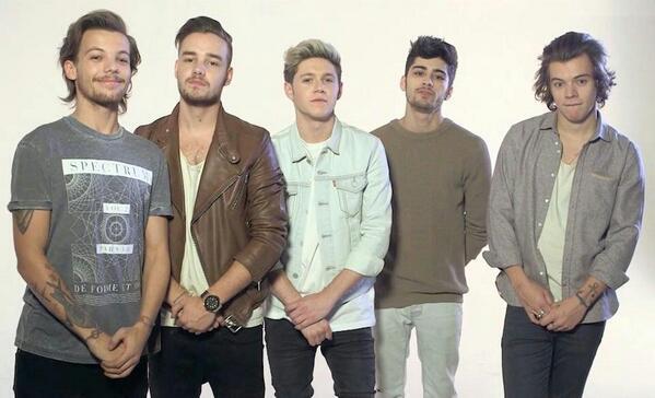 thelesslie's tweet photo. "@ZAYNTATTOOS__: Louis being adorable, Niall, Liam and zayn acting like models and then is Harry ;3 #WMAOneDirection http://t.co/wRC3TWPaJs"