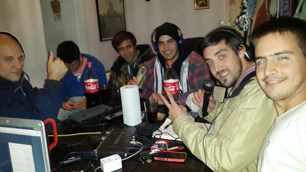 LaPrevia013's tweet photo. La #Selfie de @LaPrevia013 @lacon nuestros invitados especiales. #AgunateLaPrevia http://t.co/VV1zGPvoaR