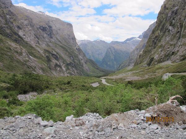 Hotbali's tweet photo. On the way to Milford Sound #NZfoto @JPlusSunday http://t.co/mfEOJqWJxe