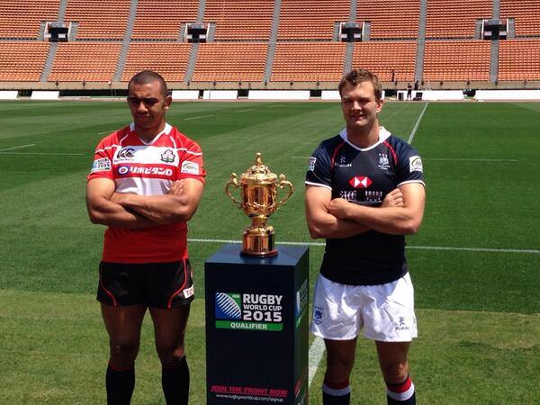 Michael Leitch of @JRFURugby and @HKRFU's Nick Hewson with the Webb Ellis Cup ahead of tomo's #RWC2015 Asia qualifier