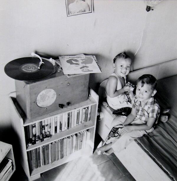 DjoFranz's tweet photo. Tijd voor 'n nieuw jasje &amp; foto's. Want iedere dag liefde van new followers #jakartainthe50s http://t.co/mXANmhzB9s http://t.co/DGj6p9WgfK