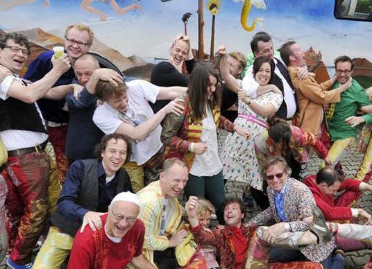 carloterellen's tweet photo. Dat een keurige groepsfoto niet te doen was,had ik kunnen weten met @stroat Stroatensemble #Oldenzaal Eigen schuld ;) http://t.co/4ZGsADQYyh