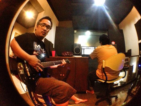 Suasana recording guitar untuk lagu Juliet Is Bleeding di <a href="/BAKSstudio/">BAKS Studio</a> kemaren. <a href="/pemil_k/">Jangkrik_bos</a> <a href="/mametzH2K/">rachmat abdillah</a>