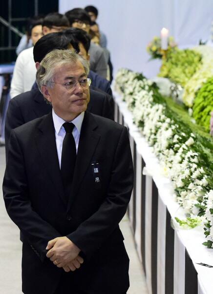 문재인, 야권 맹주의 부활 신호탄 쏴 올렸다 speconomy.com/news/articleVi… "안철수-김한길과 다른 기조로 대응할 것임을 선언한 것이어서, 야권의 대표 주자에 나섰다는 뜻을 분명히 한 것으로 풀이된다"