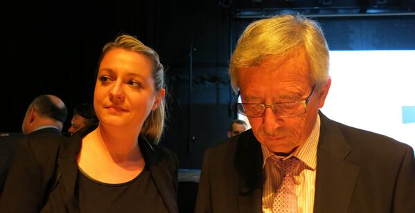 MartinaPock's tweet photo. Snapshot mit #Juncker #Europawahl und mir, die den Altersdurchschnitt bei der Veranstanstaltung deutlich gesenkt hat. http://t.co/SsOO4tkNPC