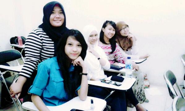 YlFitri's tweet photo. Narsis dkelas w/ @rin_seolri @Hildarifkiahani saat dosen hukum asek ngmg sndiri http://t.co/nlqthjbHKf
