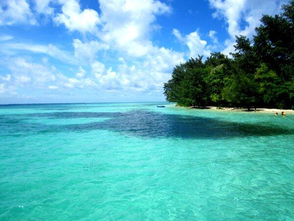 bensradio1062fm's tweet photo. Abang None mau long vacation dimari? pantengin #TemenanWeekend yak, bntr lg si @TyaMolyna bakal ngasih tau infonye http://t.co/Eoru0qWvHn