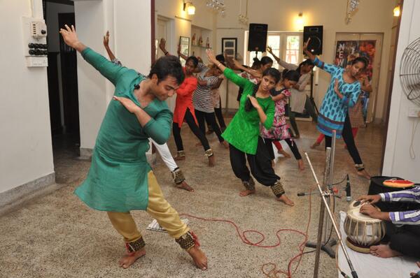 newlightkol's tweet photo. Dance is the hidden language of soul. Kathak workshop at #NewLightKol @urmibasu1 http://t.co/Nn9IyQMJT7