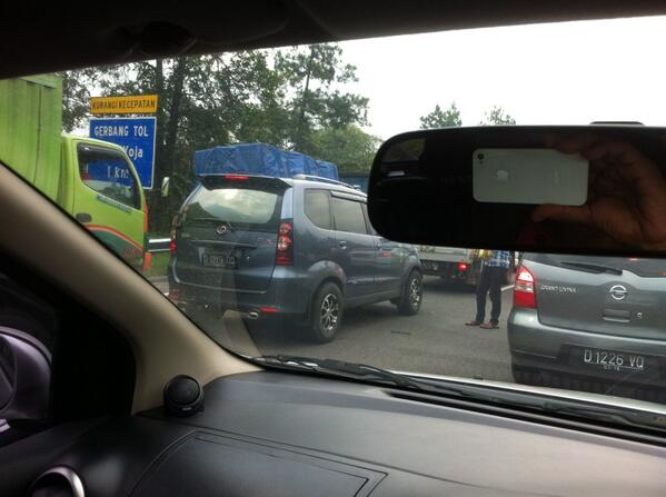 nrlazmi's tweet photo. #lalinBDG 14:05. keluar tol kopo macet 2km... Keluar tol pasirkoja macet 1km... Serba salah. Cc: @infobdg http://t.co/wPkwsbUk72