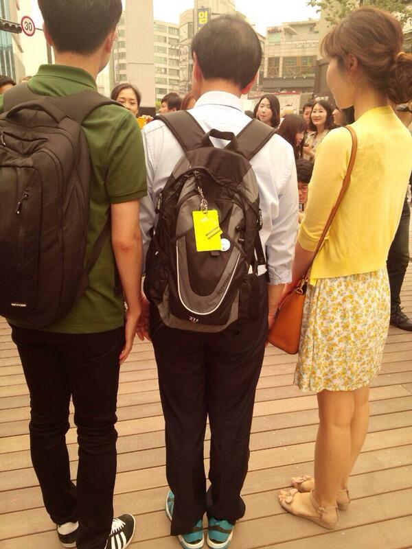 wonsoonpark's tweet image. 신촌입니다. 제 배낭에 시민의 꿈이 실리고 있습니다. '어린이 교통안전 옐로카드'라고 합니다. 
어린이 보호구역에서 운전자에게 법규 지켜다라는 어린이들의 귀여운 경고 메세지랍니다. 서울이 안전해야 시민이 안심.