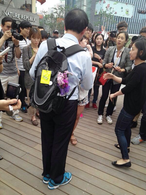 wonsoonpark's tweet image. 신촌입니다. 제 배낭에 시민의 꿈이 실리고 있습니다. '어린이 교통안전 옐로카드'라고 합니다. 
어린이 보호구역에서 운전자에게 법규 지켜다라는 어린이들의 귀여운 경고 메세지랍니다. 서울이 안전해야 시민이 안심.