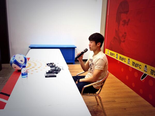 ClubwatcherNL's tweet photo. "@PSV: Ji-Sung Park on his last  persconferention in Changwon. #psv #park http://t.co/VAD2Y5HuIN"