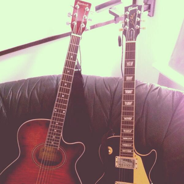 steve_thompsons's tweet photo. Erster Studiotag ist durch #studio #stevethompson #smokingthompsons #unplugged #waybackhome http://t.co/X00axv59AX