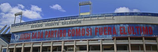 Atleti's tweet photo. El Calderón se despierta luciendo un espectacular mensaje en su fachada #CorajeYCorazón #UCLFinal http://t.co/d7f1M1jCb1