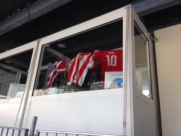 alobatof1's tweet photo. Y esta es la cabina por fuera... http://t.co/yeD6tuRyZh