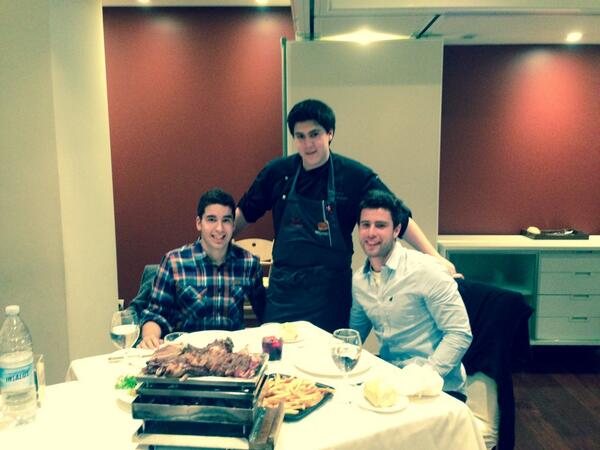 ivankepin's tweet photo. Placeres de la vida... Paseito y comidita... @ende00 con el masterchef @Enekoordorika !! http://t.co/IqJXVx2Hzx