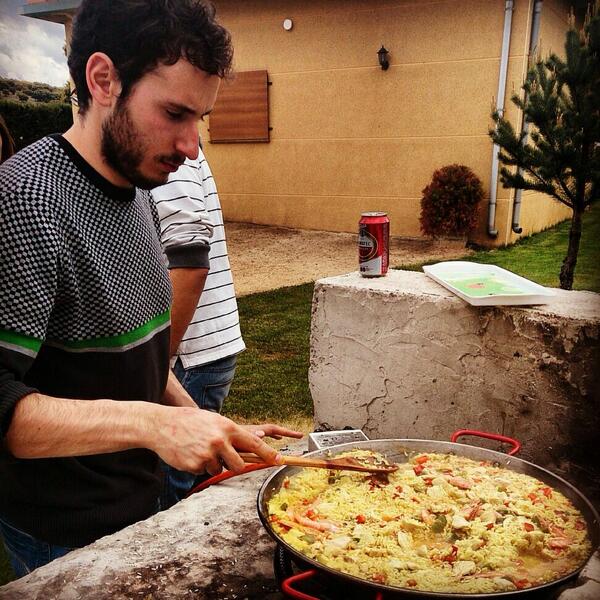 JavierRCalavia's tweet photo. Preparando la comida con Pincheto! http://t.co/2AE2Orjbvm