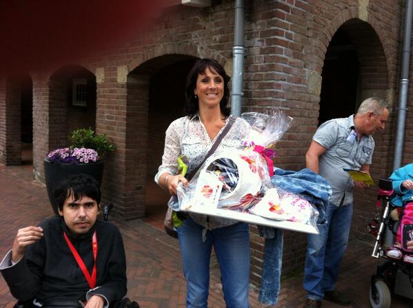 StichtingA's tweet photo. Mooi cadeau van de bewoners van Reinaerde Selma voor de vrijwilligers van Sherpa Force op The A-wareness Day. http://t.co/uj9meGoIzA