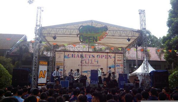 twitchangcuters's tweet photo. Mari bergetar SMAN 2 Bdg @CharetsOpen2 #visualistour2014 http://t.co/xd6fRZI4XY