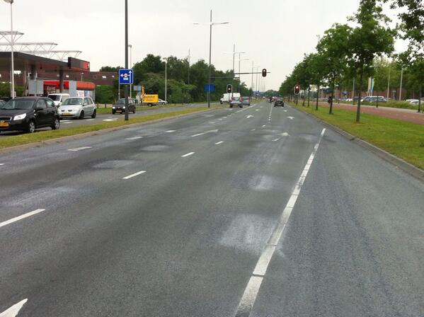 PaveRentNL's tweet photo. Gestraalde belijning efficiënt en snel hersteld dmv blowpatchen voor @Roelofsgroep aan Holterweg te Deventer. #infra http://t.co/a9k9g8WKDF