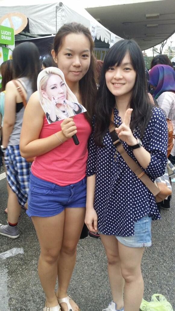 YiWanWan's tweet photo. #Linex2ne1 @LINEMalaysia Selfiee!! http://t.co/SvUgrpJYHh
