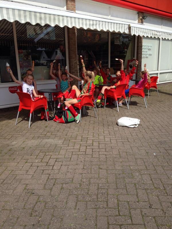 TotalWestereen's tweet photo. VVZ MD1 KAMPIOENNNNN gefeliciteerd dames!!!! http://t.co/Y2E2O1SS8b