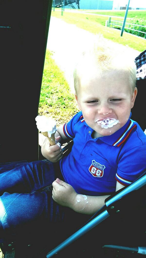 Ddraaijer's tweet photo. Onder de mom van auto kopen!!!!!! ijs knoeien!!!! En een bazen zulfie!! http://t.co/14IDcgZfzK