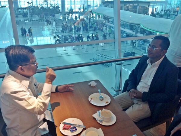 NopemberSitorus's tweet photo. RT Pak_JK: Berbincang dengan Pak Dahlan Iskan di Ruang Tunggu Bandara Sepinggan Balikpapan .husainabdullah1 http://t.co/qNA5OlyHEz