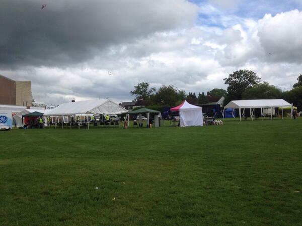 AmershamRT's tweet photo. All setup and ready to go! With sun also at the moment! Please wear appropriate footwear though! http://t.co/p86rtjZ7fO