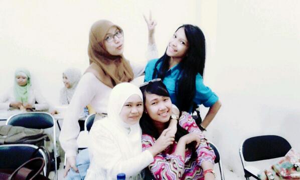 SsulloveLi's tweet photo. Have fun in the class today with @YlFitri @Hildarifkiahani ^^v yeaayy~ http://t.co/Vzvu28vKMS