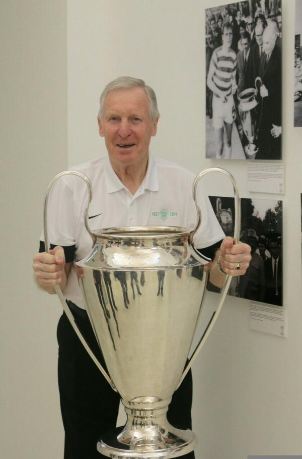 CelticFC's tweet photo. Cesar gets his hands on the trophy again. #TheLionsReturn #UCL (MH) http://t.co/6MUuM3FOJb